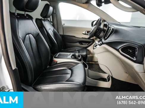 Used 2024 Chrysler Pacifica Select image 20