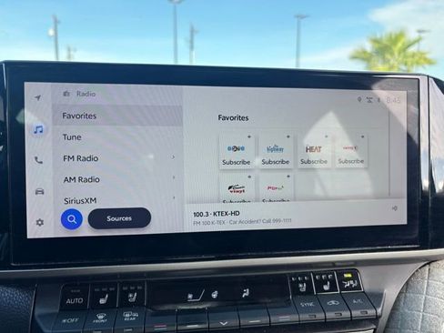 Used 2025 Toyota Camry SE image 11