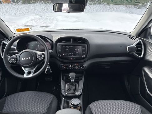 Used 2023 Kia Soul LX image 9