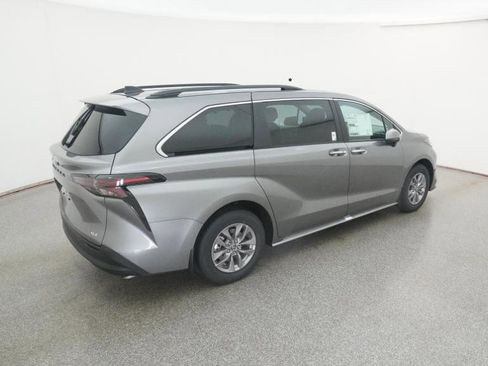 New 2026 Toyota Sienna XLE image 12
