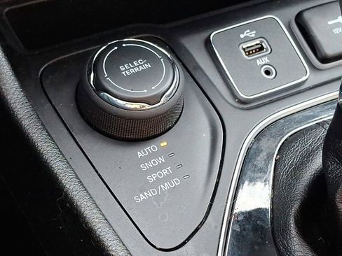 Certified 2019 Jeep Cherokee Limited image 27