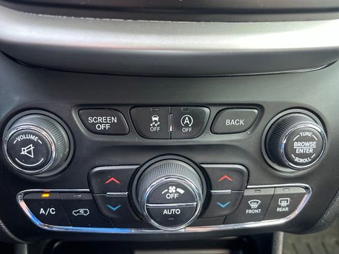 Used 2015 Jeep Cherokee Trailhawk w/ Comfort/Convenience Group AWD/4WD image 12