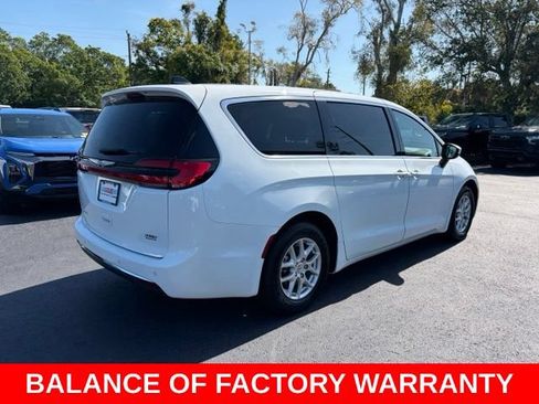 Used 2023 Chrysler Pacifica Touring-L FWD image 6