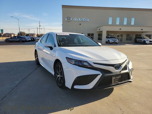 Used 2023 Toyota Camry SE image 1