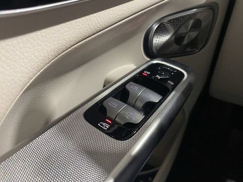 Used 2024 Mercedes-Benz GLC 300 4MATIC image 9