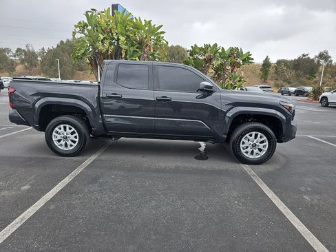 Used 2025 Toyota Tacoma SR5 image 4