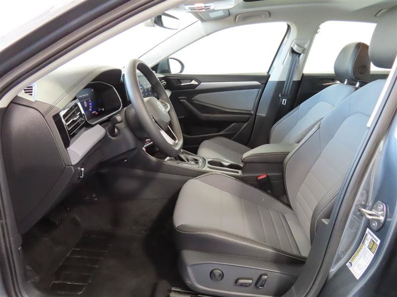 Used 2026 Volkswagen Jetta SE FWD image 16