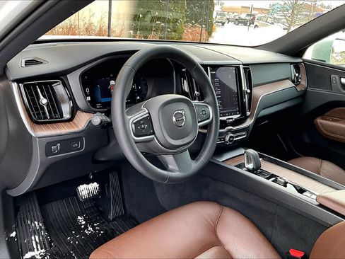 Used 2022 Volvo XC60 B5 Momentum image 17