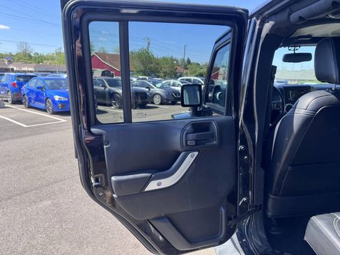 Used 2014 Jeep Wrangler Unlimited Sahara w/ Dual Top Group AWD/4WD image 13