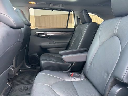 Used 2024 Toyota Highlander Platinum image 42