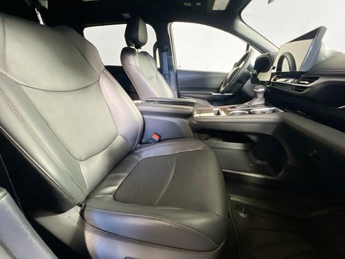 Used 2025 Toyota Sienna Platinum image 31