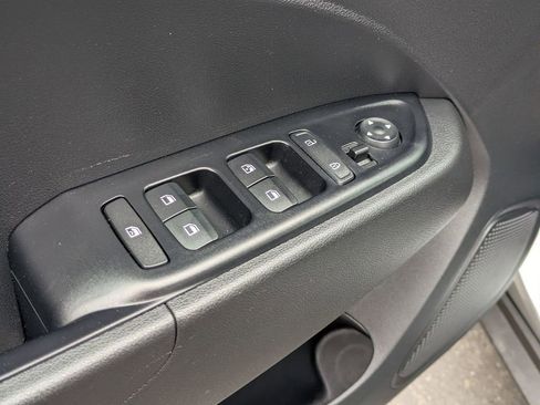 Used 2025 Hyundai Venue SEL FWD image 16