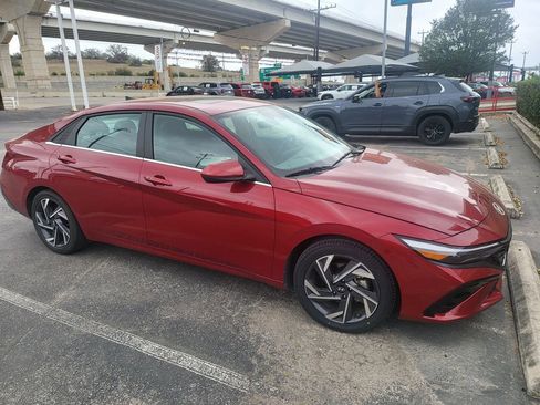 Used 2025 Hyundai Elantra SEL image 13