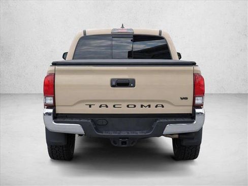Used 2017 Toyota Tacoma TRD Off-Road AWD/4WD image 14