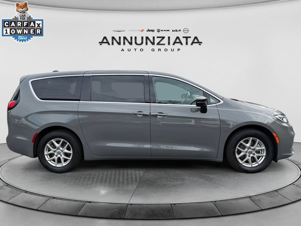 Used 2025 Chrysler Pacifica Select FWD image 6