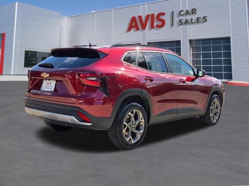 Used 2025 Chevrolet Trax LT w/ LT Convenience Package FWD image 6