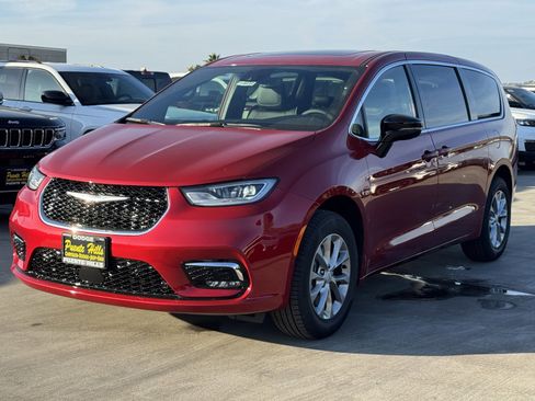 New 2026 Chrysler Pacifica Limited w/ Trailer Tow Group image 3