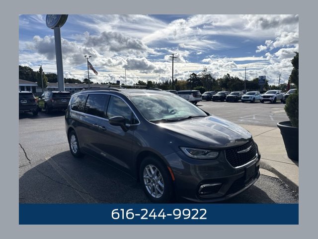Used 2022 Chrysler Pacifica Touring-L FWD image 1