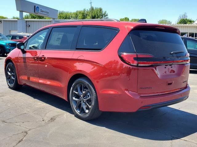 New 2027 Chrysler Pacifica Limited FWD image 4