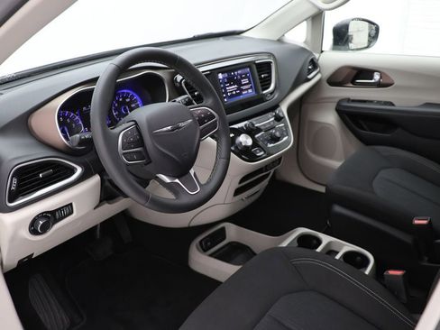 Used 2023 Chrysler Voyager LX image 13