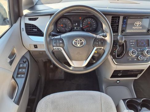 Used 2016 Toyota Sienna LE image 12