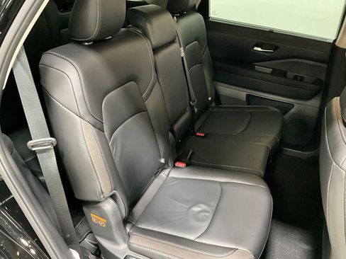 Used 2025 Nissan Pathfinder SL w/ Black Appearance Package image 24