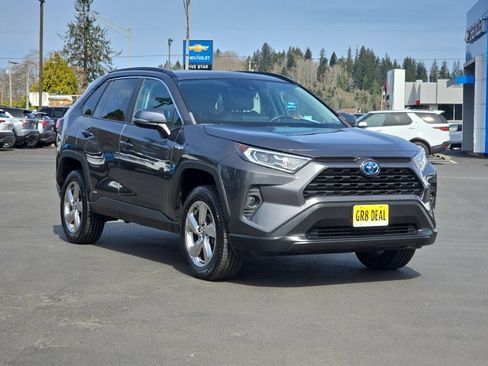 Used 2021 Toyota RAV4 XLE Premium image 2