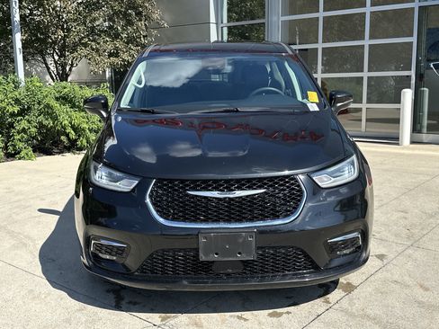 Used 2023 Chrysler Pacifica Touring-L FWD image 5