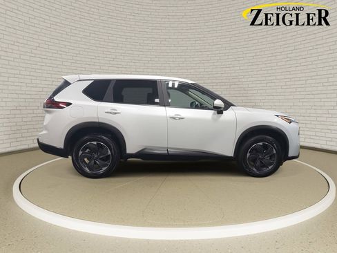 Certified 2025 Nissan Rogue SV AWD/4WD image 4
