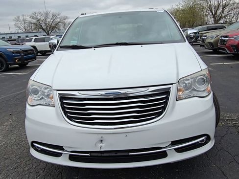 Used 2014 Chrysler Town & Country Limited w/ Luxury Group FWD image 3