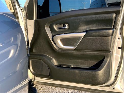 Used 2020 Nissan Titan SV w/ SV Convenience Package image 21