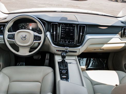 Used 2018 Volvo XC60 T5 Momentum w/ Convenience Package AWD/4WD image 25