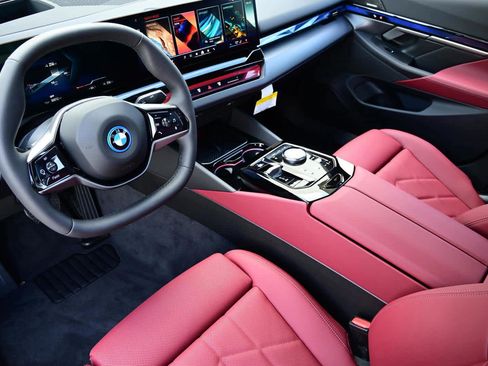 Used 2025 BMW i5 eDrive40i w/ Premium Package RWD image 8