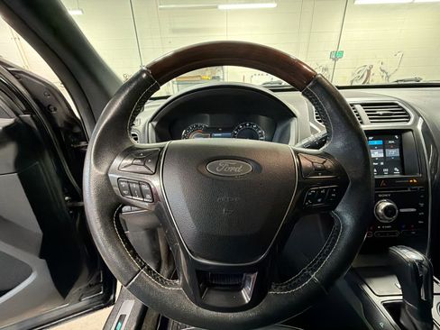 Used 2018 Ford Explorer Platinum AWD/4WD image 27