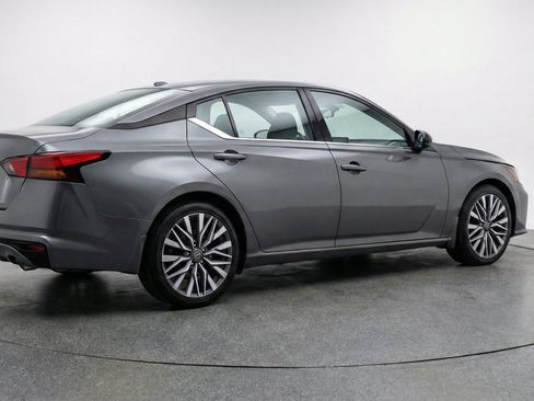 Used 2025 Nissan Altima 2.5 SV FWD image 9