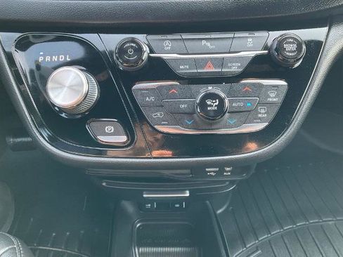 Used 2020 Chrysler Pacifica Touring-L FWD image 11