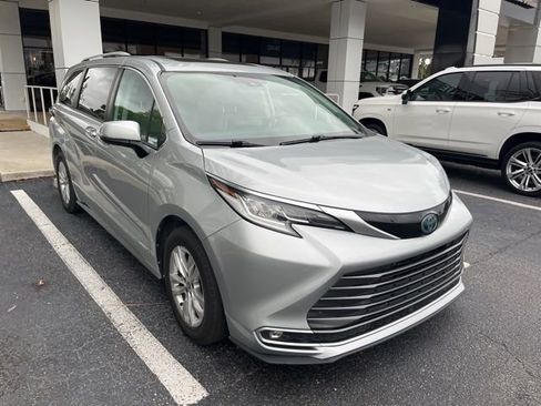 Used 2021 Toyota Sienna Limited image 3