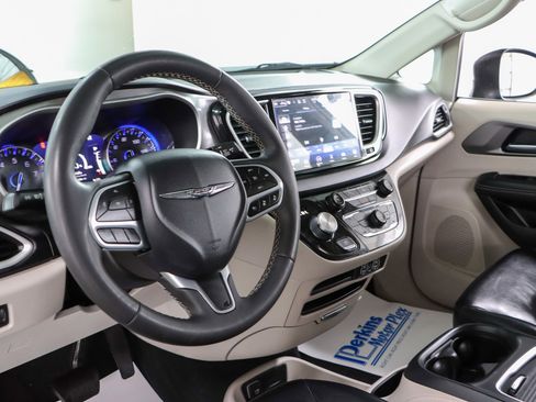 Used 2023 Chrysler Pacifica Touring-L image 22