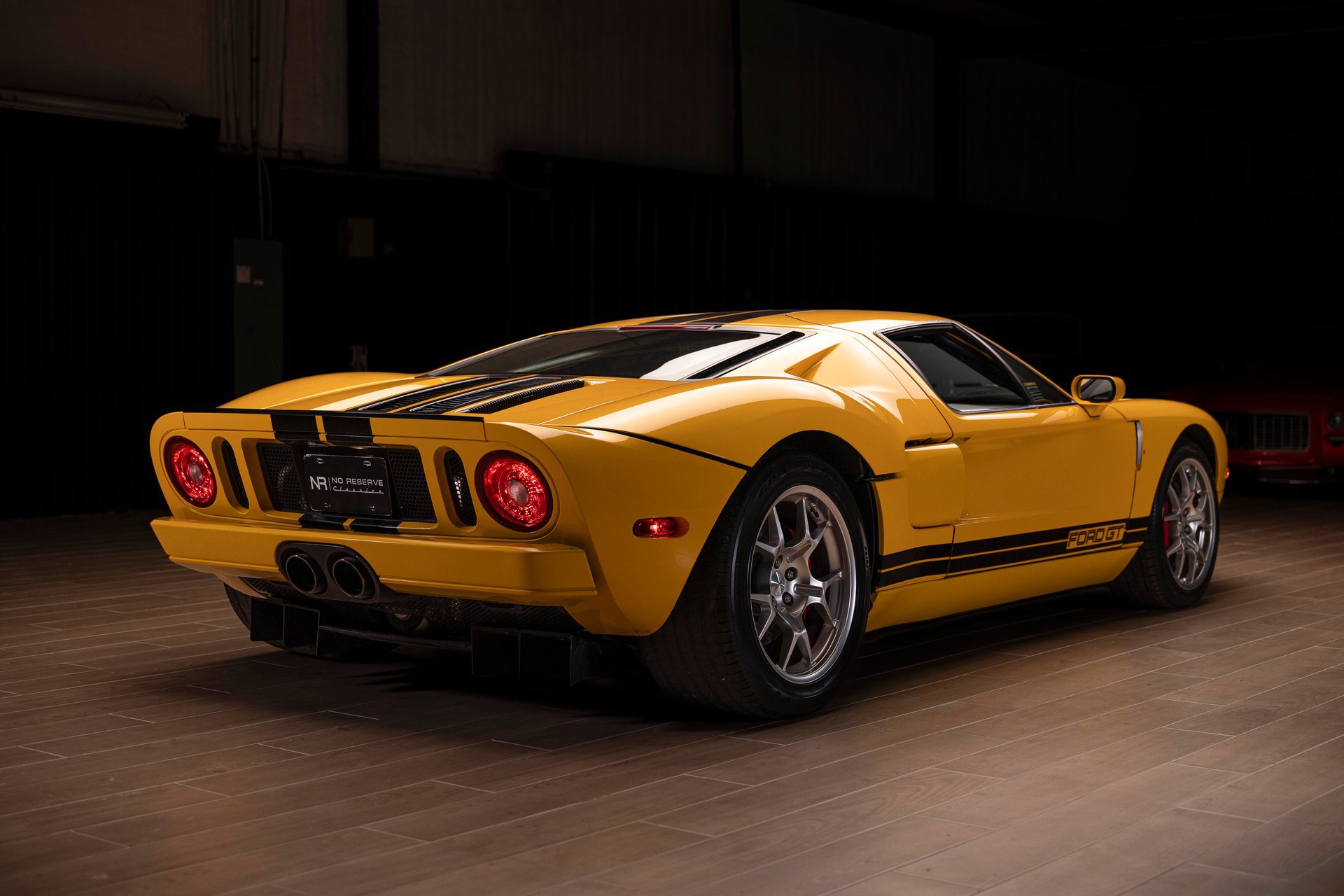 Used 2005 Ford GT RWD image 19