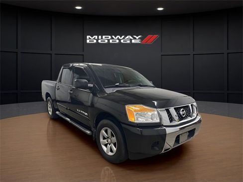 Used 2015 Nissan Titan SV image 1