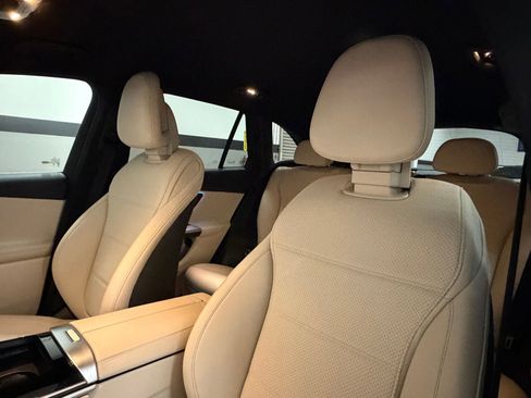 Used 2025 Mercedes-Benz GLC 300 image 24