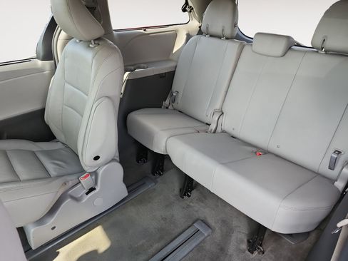 Used 2018 Toyota Sienna XLE w/ XLE Navigation Package AWD/4WD image 13