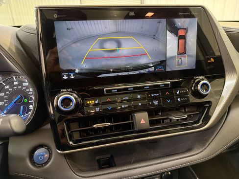 Used 2020 Toyota Highlander Platinum image 18