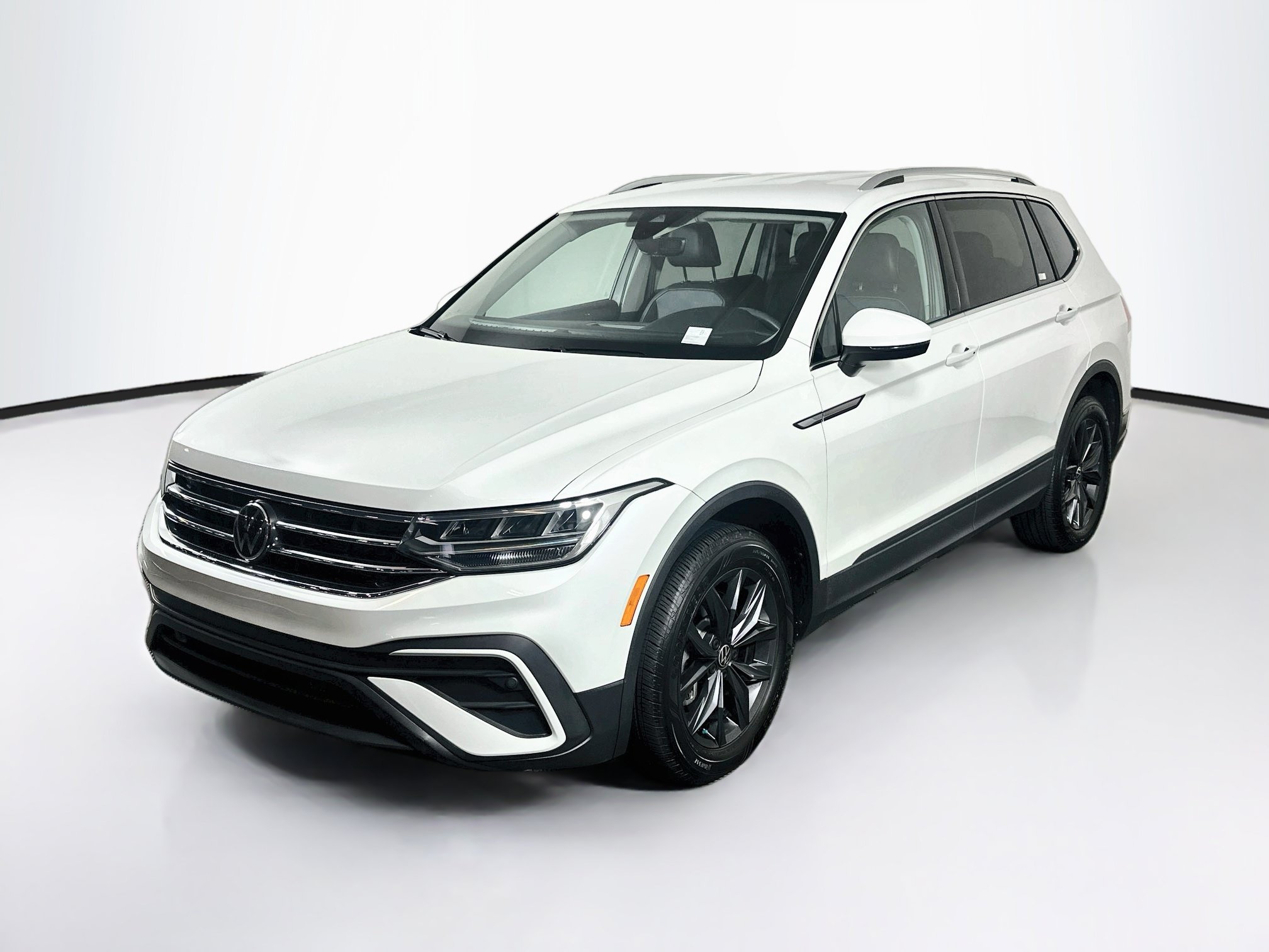 Used 2023 Volkswagen Tiguan SE FWD image 3