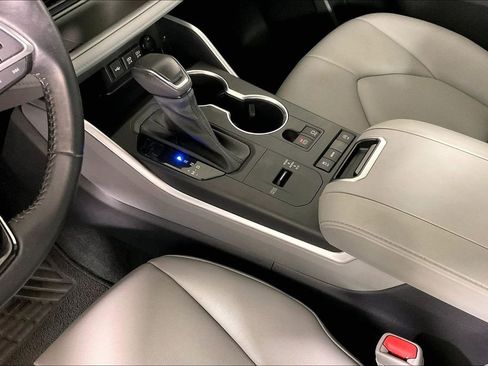 Used 2021 Toyota Highlander XLE FWD image 17
