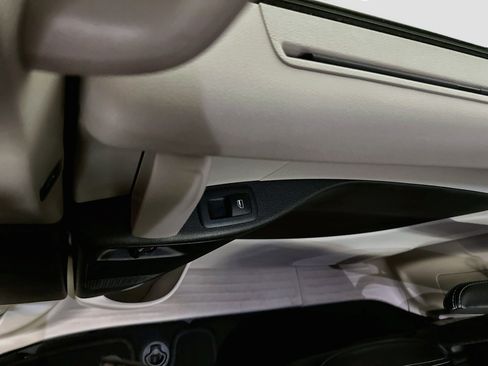 Used 2024 Chrysler Pacifica Touring-L FWD image 32