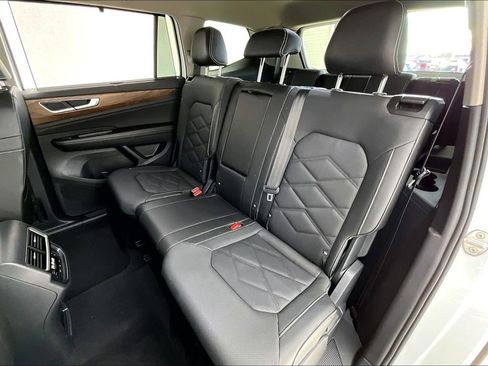 Used 2025 Volkswagen Atlas SE image 32