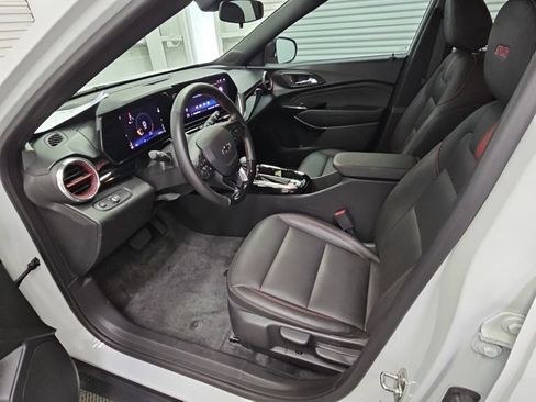 Used 2024 Chevrolet Trax RS FWD image 11