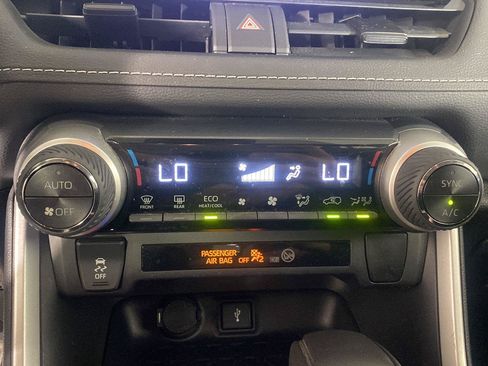 Used 2021 Toyota RAV4 LE AWD/4WD image 5