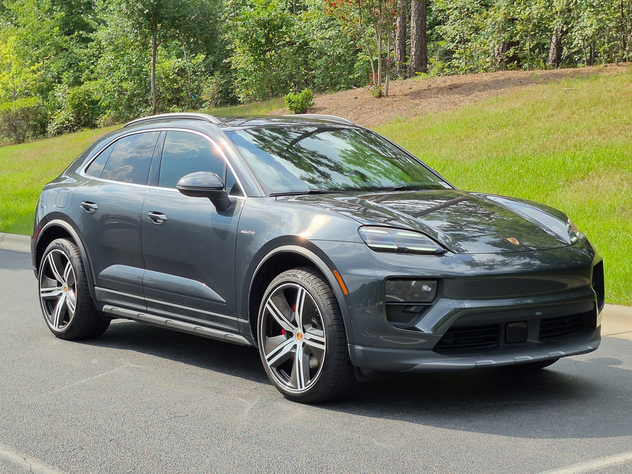 Certified 2025 Porsche Macan 4S Electric AWD/4WD image 34